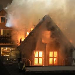 Grote uitslaande woningbrand in centrum Leeuwarden, gevels op instorten