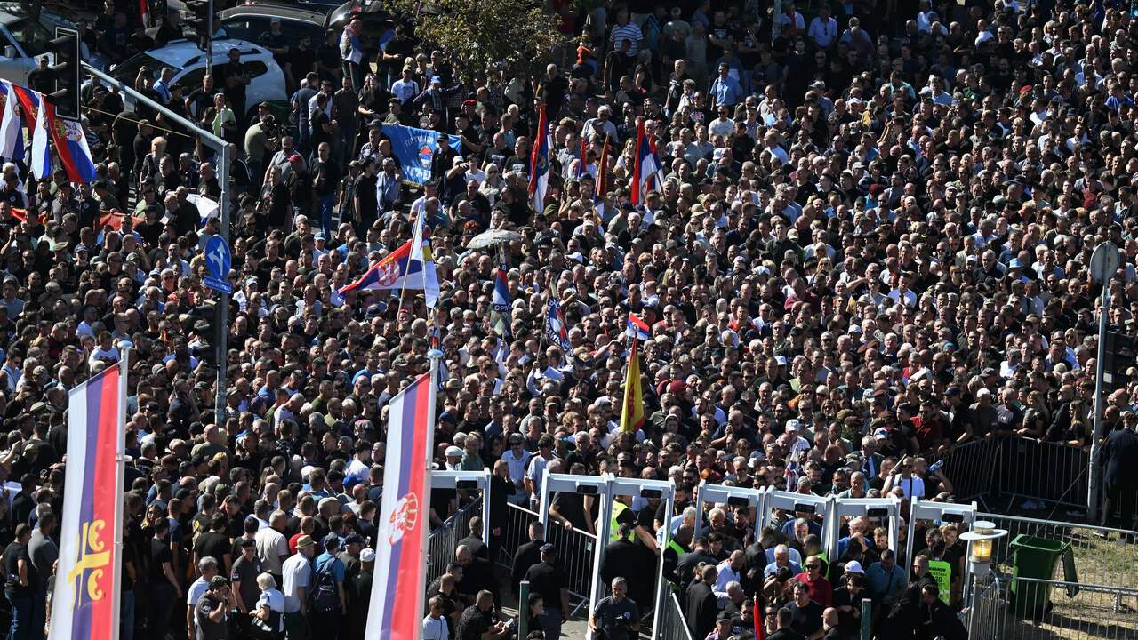 Foto bij Duizenden mensen naar begrafenis Mladic, EU veroordeelt 'ontkenning genocide'