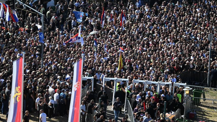 Duizenden mensen naar begrafenis Mladic, EU veroordeelt 'ontkenning genocide'