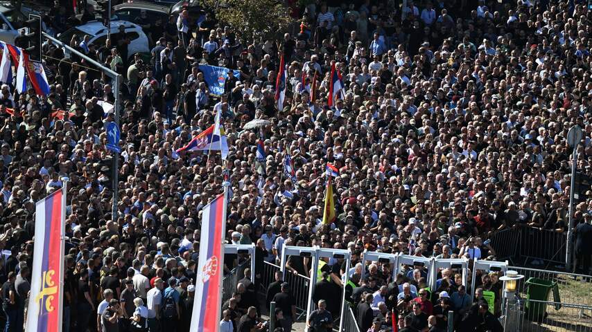 Foto bij Duizenden mensen naar begrafenis Mladic, EU veroordeelt 'ontkenning genocide'