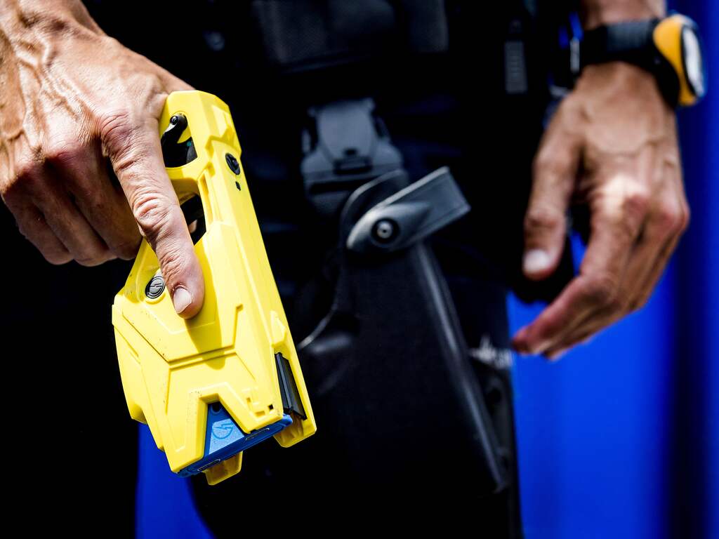 Man in graafmachine rijdt in op agenten, politieauto compleet vernield