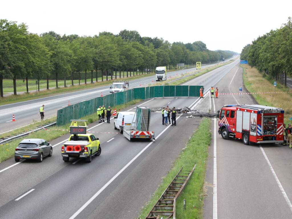 Vliegtuigje neergestort op A58 bij Rucphen, piloot overleden
