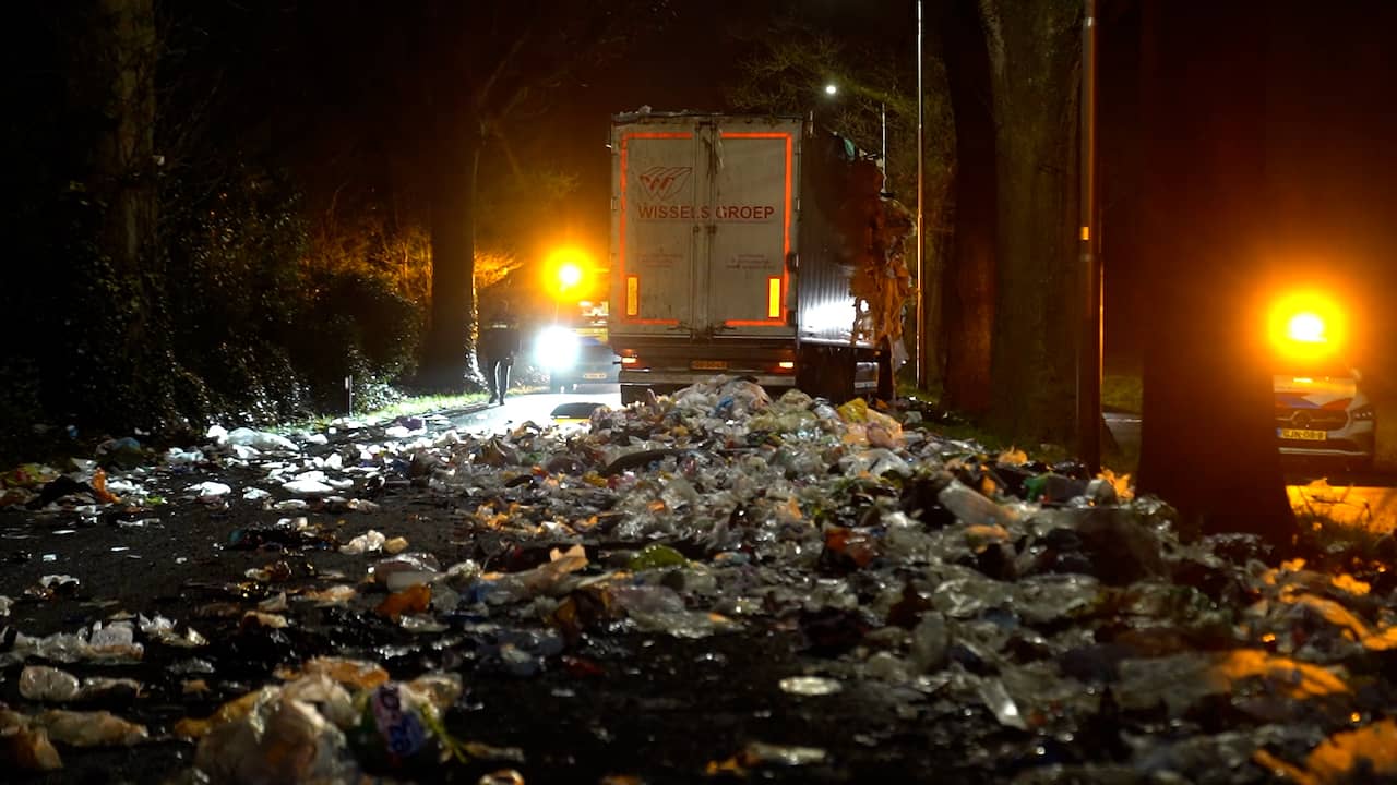 Video | Weg tussen Zutphen en Deventer bezaaid met afval na ongeval