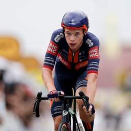 Van den Broek moet buigen voor Groves in kletsnatte voorlaatste Tour-rit