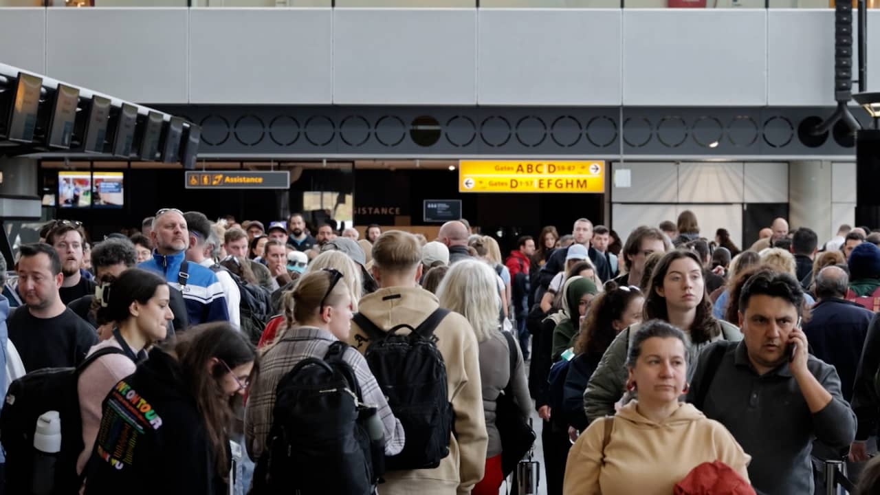 Video | Reizigers staan in lange wachtrijen op Schiphol