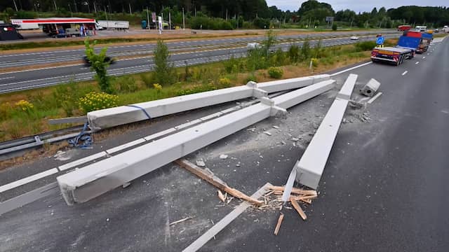 Betonnen balken liggen over weg verspreid na ongeluk bij Veldhoven