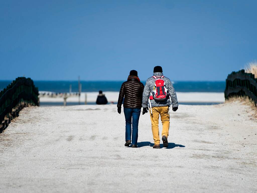 SCHIERMONNIKOOG - Toeristen lopen richting het strand van het waddeneiland Schiermonnikoog. ANP REMKO DE WAAL