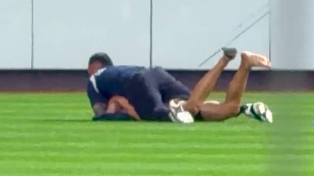 Beveiligers tackelen veldbestormers tijdens honkbalwedstrijd in VS