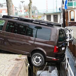 Video | Busje staat tussen wal en pannenkoekenschip in Groningen