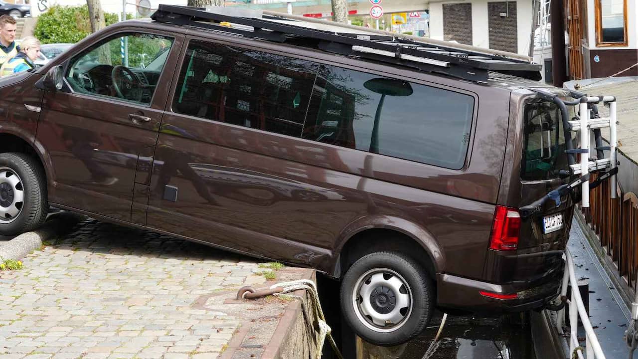 Video | Busje staat tussen wal en pannenkoekenschip in Groningen