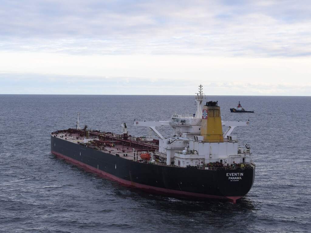 Op drift geraakte tanker uit Russische schaduwvloot versleept naar Duitse haven