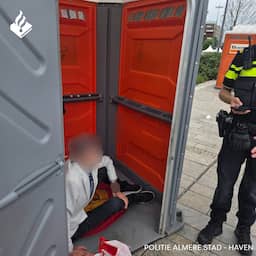 Man komt vast te zitten in dixi in Almere en brengt daar de nacht door