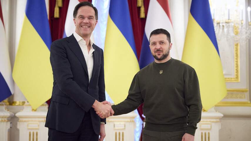 Rutte bezoekt president Zelensky: 'Jullie vechten ook voor ons'