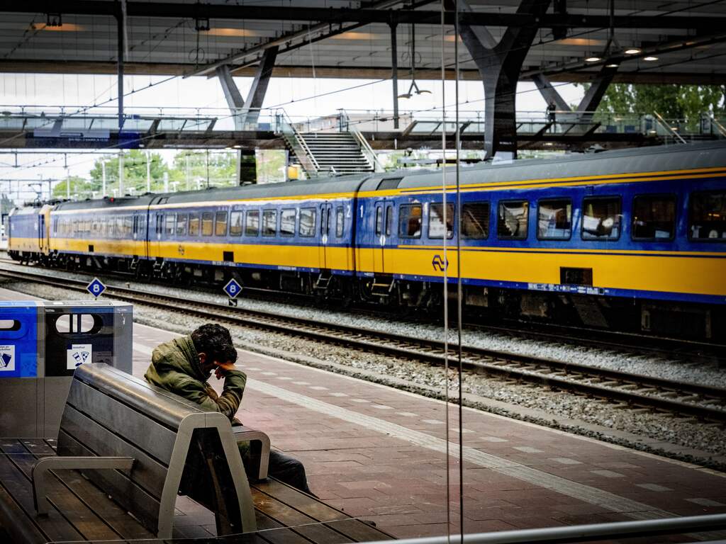 Minder treinen rond Rotterdam Centraal door kapotte bovenleiding