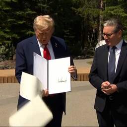 Video | Trump laat documenten uit handen vallen bij persmoment