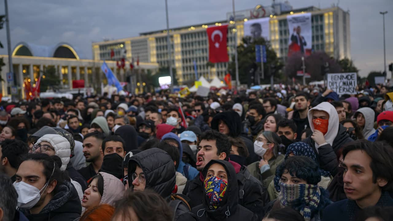 Ook in Ankara en Izmir verbod op protest tegen arrestatie burgemeester ...