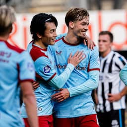 Koploper Feyenoord boekt monsterzege op dolend Heracles na hattrick Ueda