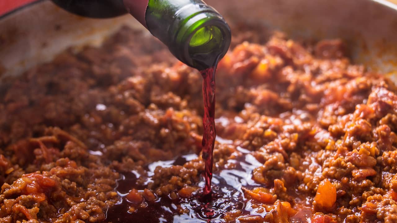 Hoeveel alcohol blijft over in een gerecht als ik een scheutje wijn