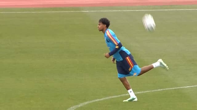 Lamine Yamal oefent trucje met teamgenoten bij training Spanje