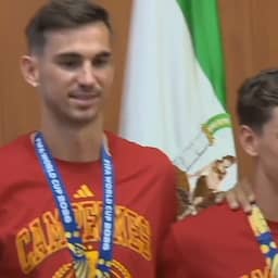 Video | Spanjaarden Ruiz en Gavi krijgen hun gewicht in tomaten na WK-winst