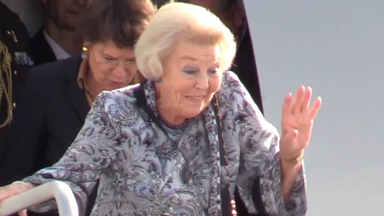 Prinses Beatrix komt aan op winderig Curaçao | NU.nl
