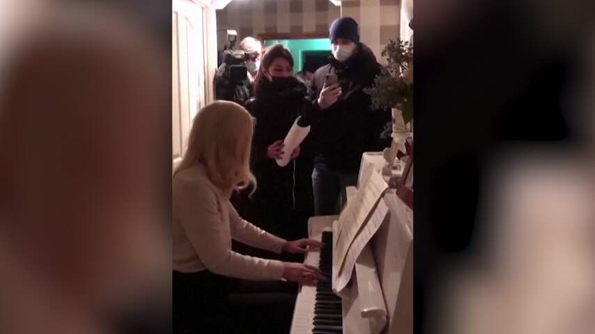 Bondgenoot Navalny speelt piano tijdens politie-inval in woning
