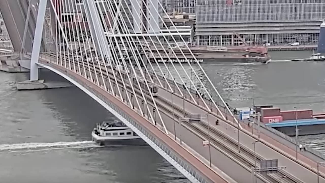 Webcambeelden tonen trambotsing op Erasmusbrug