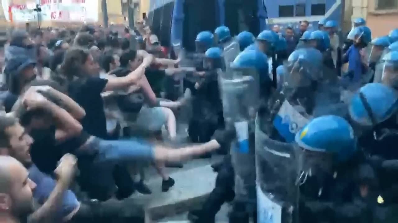 Demonstranten en politie raken slaags met elkaar bij rellen in Bologna