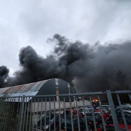 Zeer grote brand in autosloperij Zoetermeer, NL-Alert verstuurd om rook