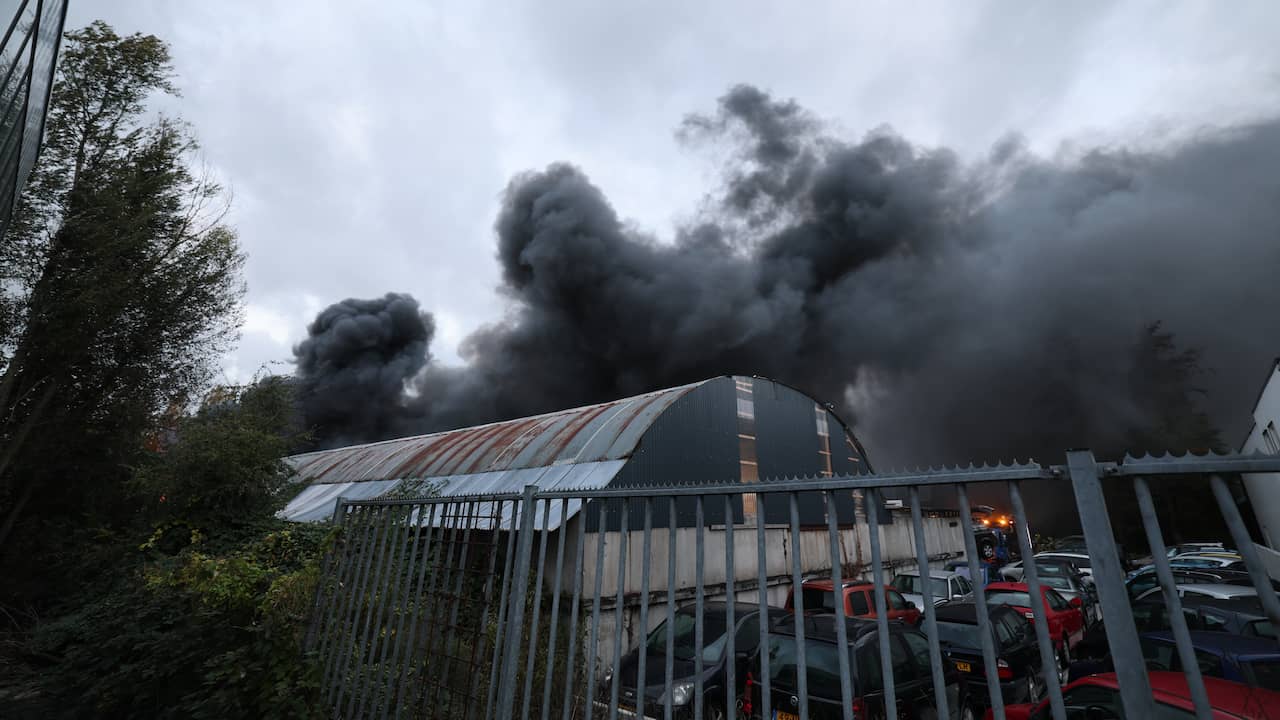 Zeer grote brand in autosloperij Zoetermeer onder controle