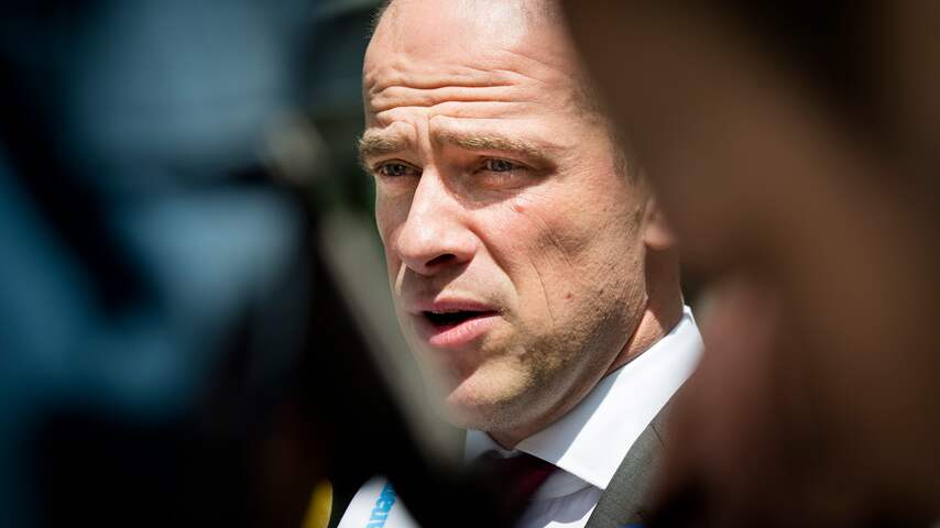 Diederik Samsom staat de pers te woord nadat het kabinet en de coalitie een akkoord heeft bereikt over de herziening van het belastingstelsel.