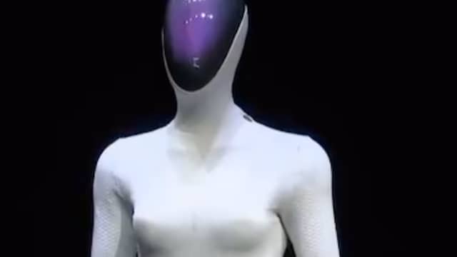 Chinees bedrijf toont dat robot geen vrouw in pak is