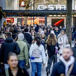 Drop in economic confidence doesn't mean people are spending less yet