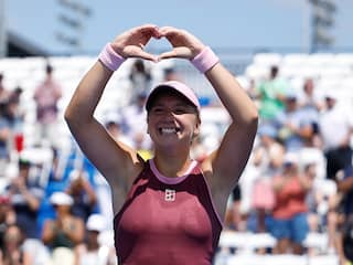 Zestienjarige Russin wint WTA-toernooi bij haar debuut: 'Een ster is geboren'