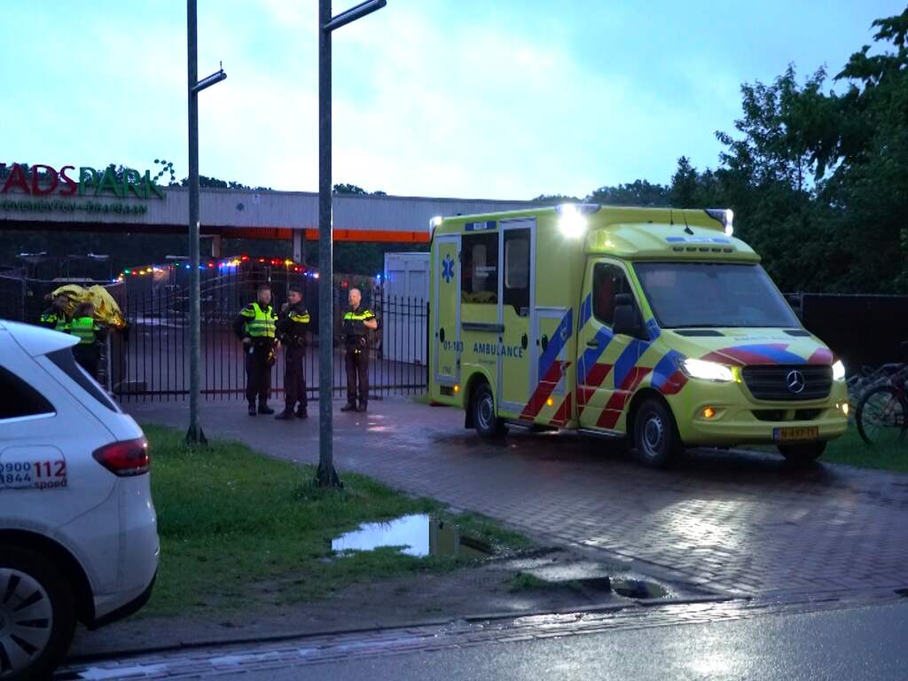 Man ernstig gewond doordat hij is gespietst op hekwerk in Groningen