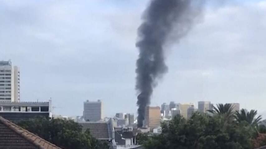 Grote rookpluim stijgt op uit Zuid-Afrikaans parlement door brand