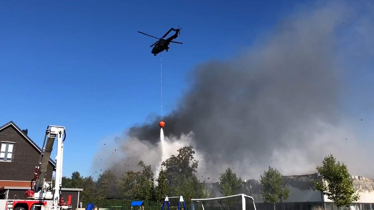 Video | Helikopter blust grote brand Molenaarsgraaf