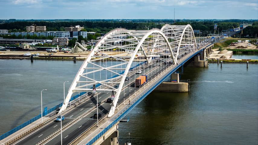 Week na verbod op vrachtverkeer camera's op Merwedebrug: forse boete dreigt