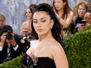 Charli xcx kondigt met teaser nieuwe single aan