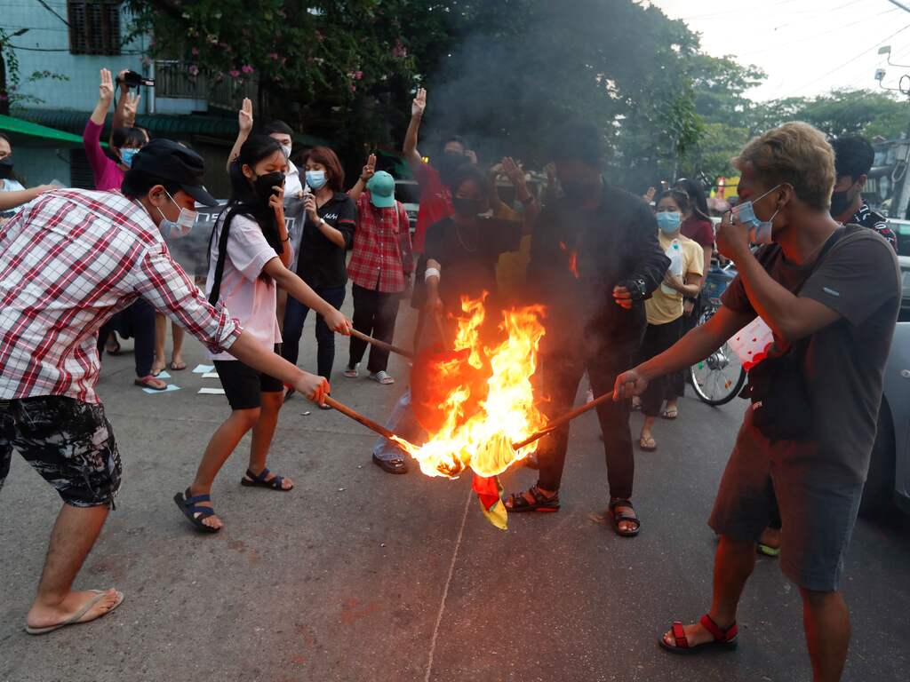 Vijf doden doordat veiligheidstroepen inrijden op demonstranten in Myanmar