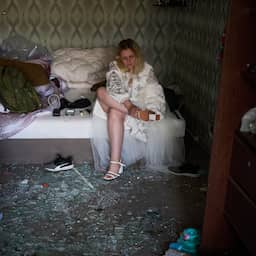 Video | Russische aanval treft huis nacht voor bruiloft: Oekraïens stel trouwt toch