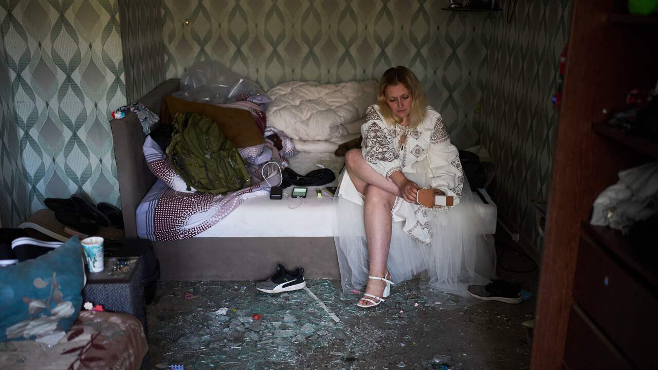 Foto bij Video | Russische aanval treft huis nacht voor bruiloft: Oekraïens stel trouwt toch