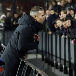 Van Persie praat met tierende Feyenoord-fans na nieuwe tik: 'Ik moest er staan'