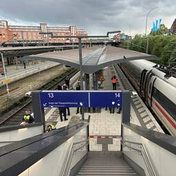 Twaalf gewonden bij steekpartij op station Hamburg, zeker drie in levensgevaar