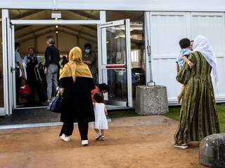 Van Schiphol tot woning en werk: hoe nu verder voor Afghaanse vluchtelingen?