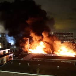 Tientallen bewoners hun huis uit vanwege brand in visrokerij Scheveningen