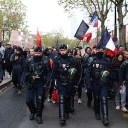 Franse politie ontruimt plein in Parijs, gasmaskers en wapens ingenomen