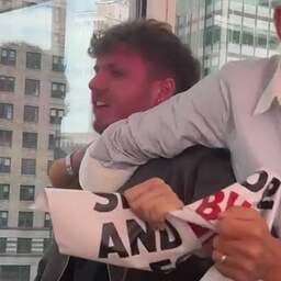 Modebaas stapt op na tegenhouden activisten bij New York Fashion Week
