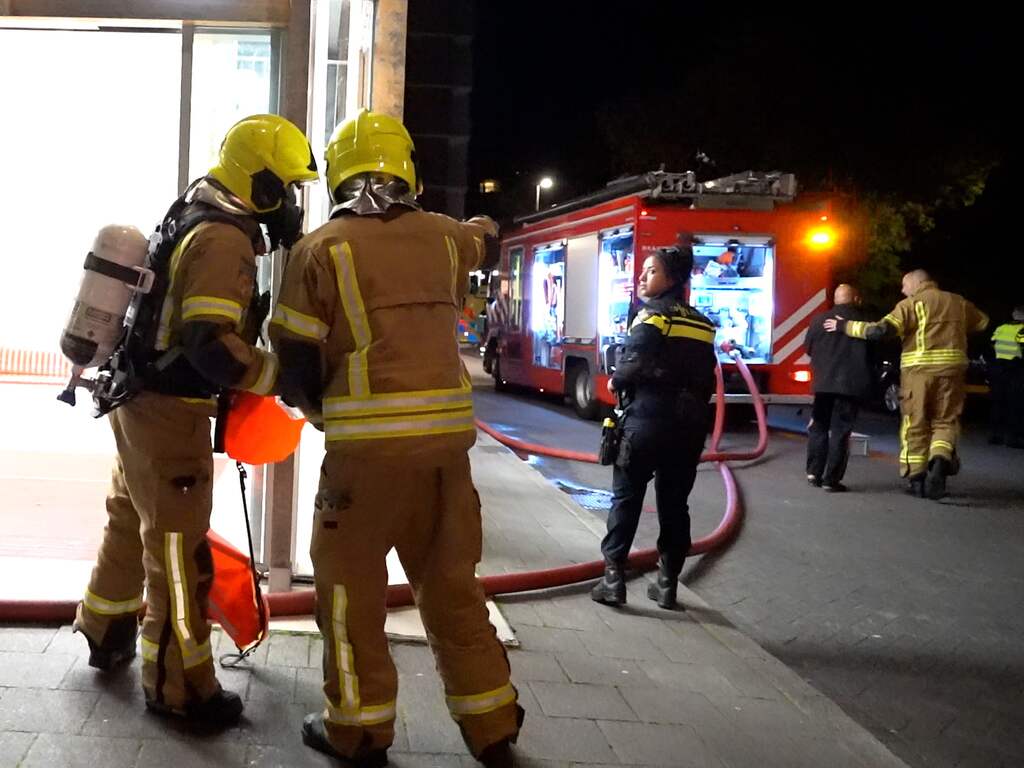 Twee personen naar ziekenhuis na grote brand in Rotterdamse flat