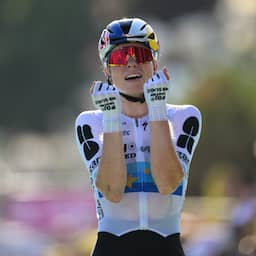 Demi Vollering slaat dubbelslag in voorlaatste rit Tour met dagzege en gele trui